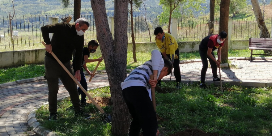 Uzundere Cemevi bahçesinde çocuklar gül fidanı dikti