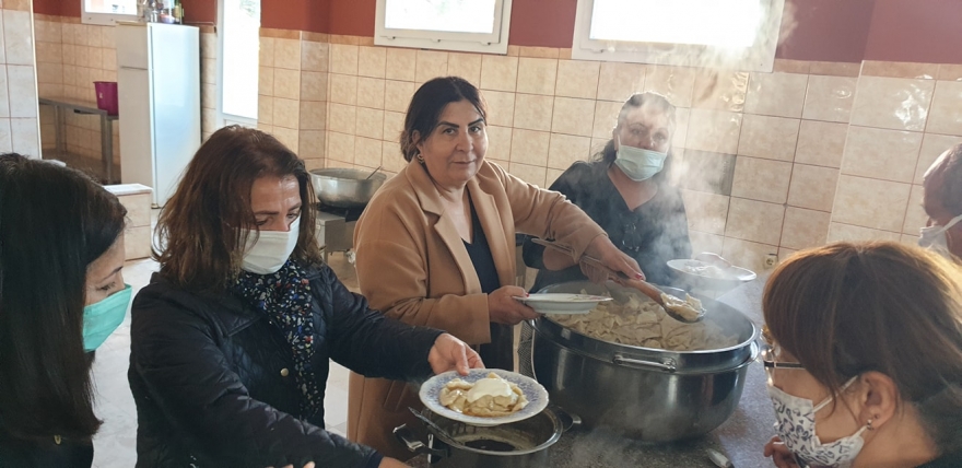 Didim Cemevinde her hafta bir yörenin geleneksel yemeği yapılıp paylaşılıyor