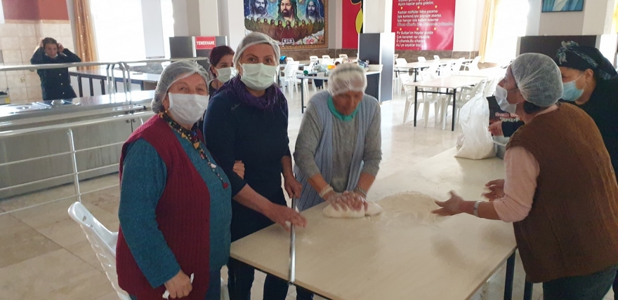 Didim Cemevinde her hafta bir yörenin geleneksel yemeği yapılıp paylaşılıyor