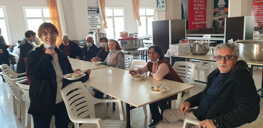 Didim Cemevinde her hafta bir yörenin geleneksel yemeği yapılıp paylaşılıyor