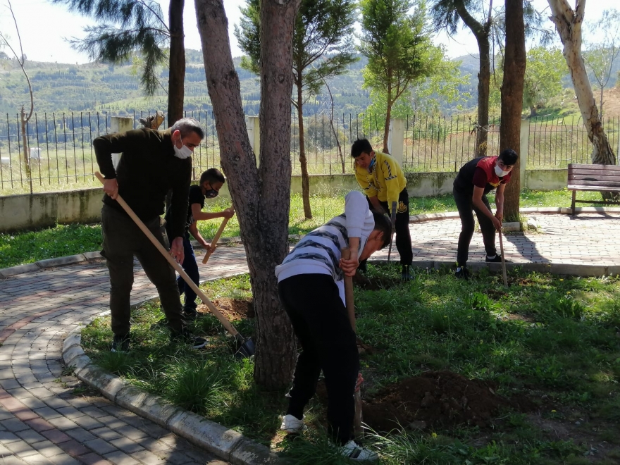 Uzundere Cemevi bahçesinde çocuklar gül fidanı dikti