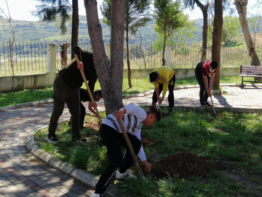 Uzundere Cemevi bahçesinde çocuklar gül fidanı dikti