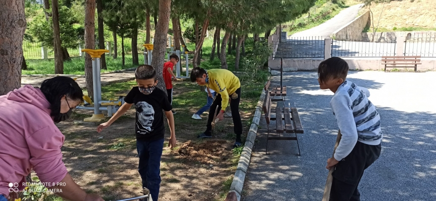 Uzundere Cemevi bahçesinde çocuklar gül fidanı dikti