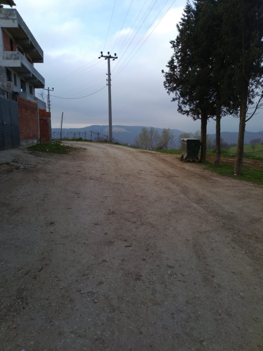 Alevi köyü Taşpınar’a hala hizmet yok; yola toprak döküp gittiler!