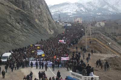 Dersim halkı barajlara karşı sel olup aktı